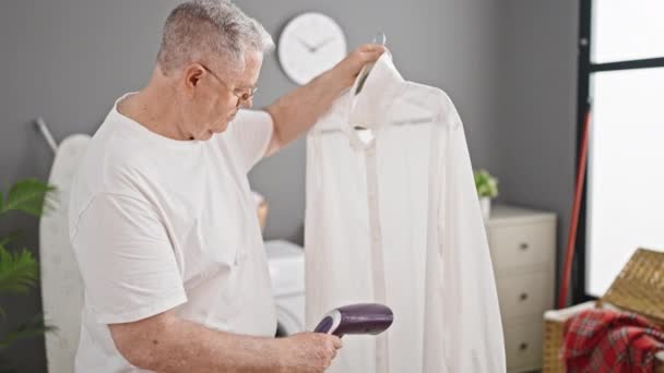 Çamaşır Odasında Ütü Yapan Orta Yaşlı Kır Saçlı Bir Adam — Stok video