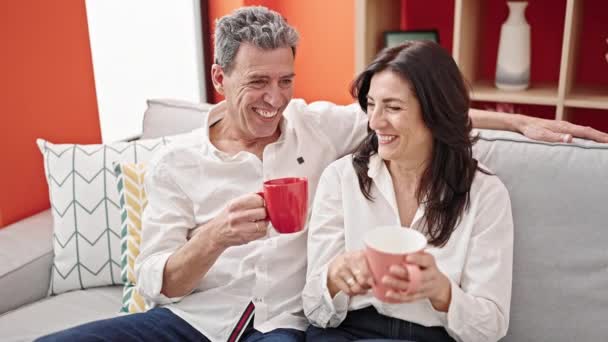 Oudere Man Vrouw Paar Drinken Koffie Spreken Thuis — Stockvideo