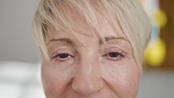 Blonde Frau Mittleren Alters Schließt Die Augen Hause — Stockvideo