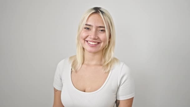 Mladý Krásný Hispánec Žena Usměvavý Jistý Stojící Nad Izolované Bílé — Stock video