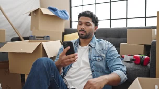 アフリカ系アメリカ人男性作る自撮りによるスマートフォン保持キーによって新しい家 — ストック動画