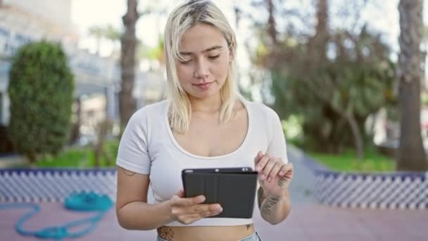 Young Beautiful Hispanic Woman Smiling Confident Using Touchpad Park — Stok video