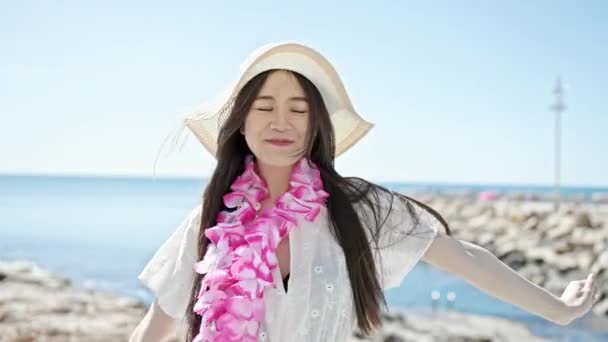 Mladý Číňan Žena Turista Úsměv Jistý Tanec Moře — Stock video