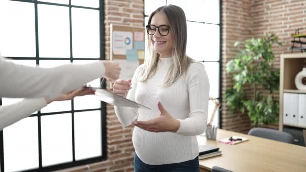 年轻的怀孕女工签署合同时在办公室握手 — 图库视频影像