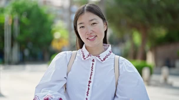 Junge Chinesin Lächelt Zuversichtlich Und Tut Zeichen Mit Daumen Nach — Stockvideo