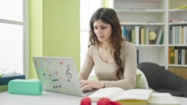 Kütüphane üniversitesinde okuyan genç, güzel İspanyol bir kız öğrenci.