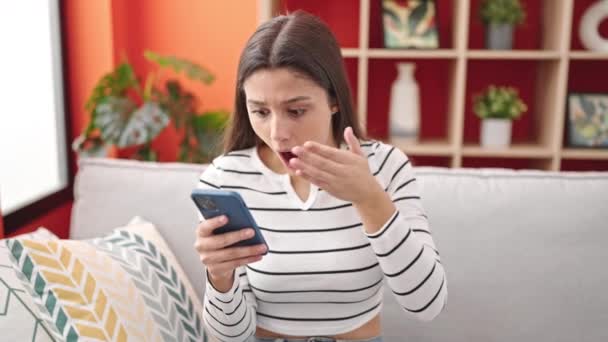 Jovem Bela Mulher Hispânica Compras Com Smartphone Cartão Crédito Com — Vídeo de Stock