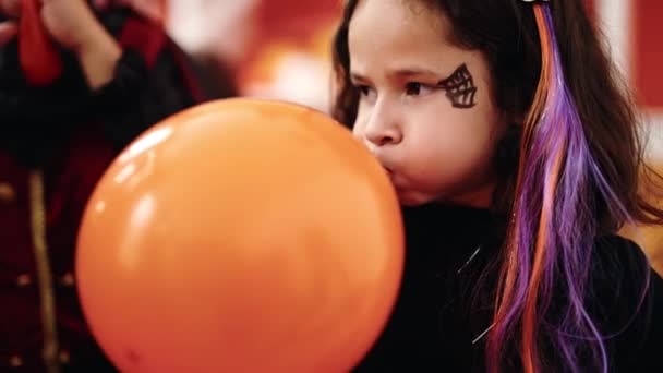 Αξιολάτρευτο Ισπανόφωνο Κορίτσι Που Κάνει Αποκριάτικο Πάρτι Φουσκώνοντας Μπαλόνια Στο — Αρχείο Βίντεο