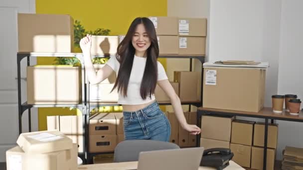 Jung Chinesisch Frau Ecommerce Business Worker Dancing Bei Büro — Stockvideo