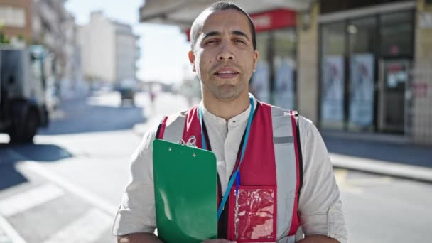 Νεαρός Ισπανός Εθελοντής Κρατώντας Πρόχειρο Μιλώντας Στο Δρόμο — Αρχείο Βίντεο