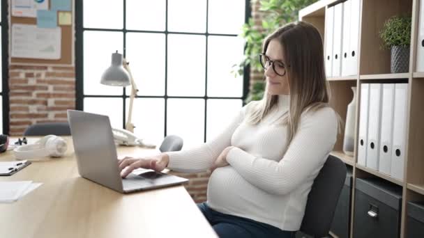 Молодая Беременная Деловая Женщина Помощью Ноутбука Трогает Живот Офисе — стоковое видео