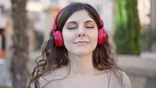 Joven Mujer Hispana Hermosa Escuchando Música Respirando Calle — Vídeo de stock