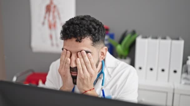 Jeune Homme Hispanique Médecin Stressé Travailler Clinique — Video