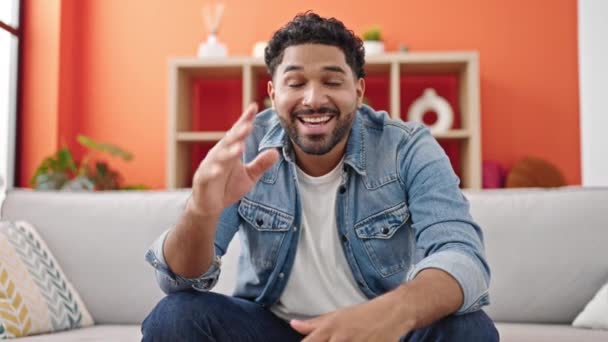 Африканський Американець Посміхається Впевнено Сидить Дивані Розмовляючи Вдома — стокове відео