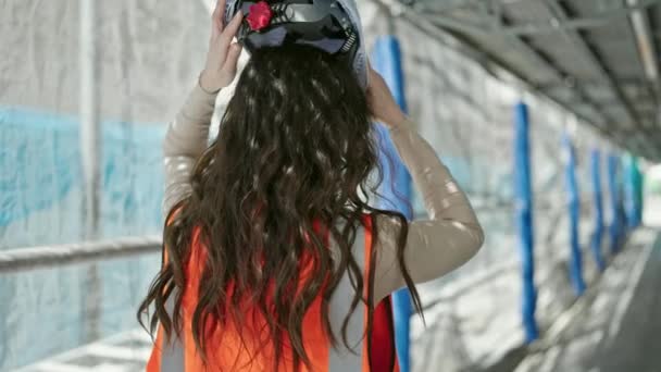 Νεαρή Όμορφη Ισπανίδα Οικοδόμος Που Φοράει Καπέλο Ανάποδα Στο Δρόμο — Αρχείο Βίντεο