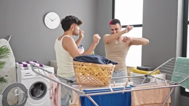 Δύο Άνδρες Ζευγάρι Κρέμονται Ρούχα Σχοινί Ρούχων Χορεύουν Στο Πλυσταριό — Αρχείο Βίντεο