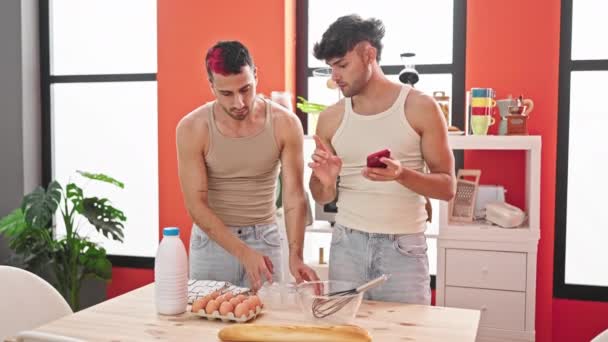 Två Män Par Matlagning Online Recept Matsal — Stockvideo
