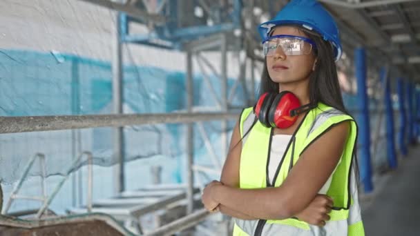 Mujer Afroamericana Constructora Pie Con Los Brazos Cruzados Gesto Expresión — Vídeo de stock
