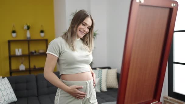 Genç Hamile Kadın Gülümsüyor Aynada Kendine Güveni Tam Görünüyor — Stok video