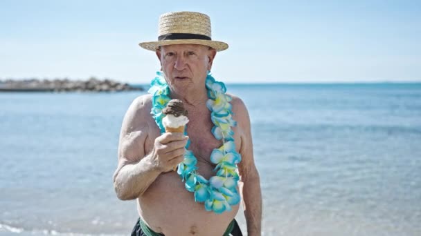 Starší Šedovlasý Muž Turista Plavkách Letním Klobouku Držící Zmrzlinu Moře — Stock video
