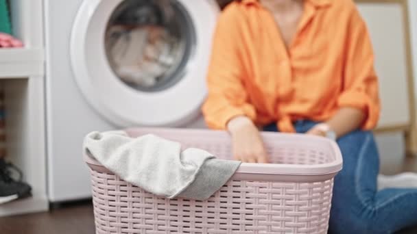 年轻美丽的惊慌失措的女人等着洗衣机睡在洗衣房 — 图库视频影像