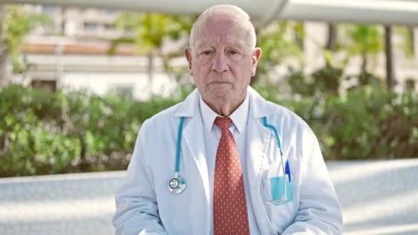 Senior Medico Uomo Dai Capelli Grigi Sorridente Fiducioso Utilizzando Touchpad — Video Stock