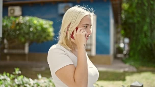 Jeune Belle Femme Hispanique Souriant Confiant Parler Sur Smartphone Parc — Video