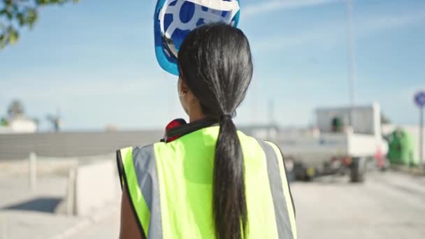 在街上戴硬礼帽的非裔美国女建筑工人 — 图库视频影像