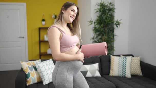 Jonge Zwangere Vrouw Houdt Yoga Mat Aanraken Buik Thuis — Stockvideo