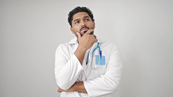 Médico Hombre Afroamericano Pie Con Expresión Duda Pensando Sobre Fondo — Vídeos de Stock
