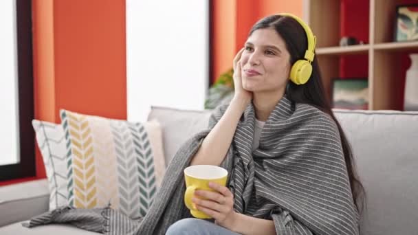 Junge Schöne Hispanische Frau Hört Hause Musik Und Trinkt Kaffee — Stockvideo