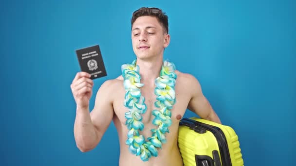 Jeune Homme Hispanique Touriste Tenant Passeport Italien Valise Sur Fond — Video