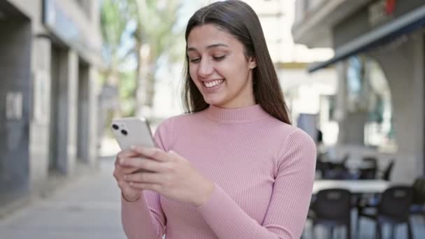 Jovem Bela Mulher Hispânica Sorrindo Confiante Usando Smartphone Terraço Cafetaria — Vídeo de Stock