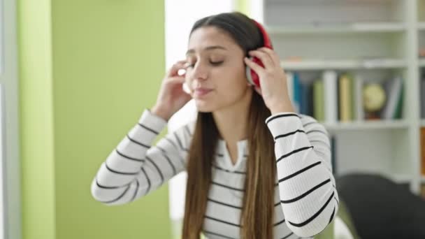 Ung Vacker Latinamerikansk Kvinna Student Ler Säker Lyssna Musik Dans — Stockvideo