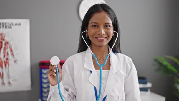Mujer Afroamericana Doctora Sonriendo Confiada Sosteniendo Estetoscopio Clínica — Vídeo de stock