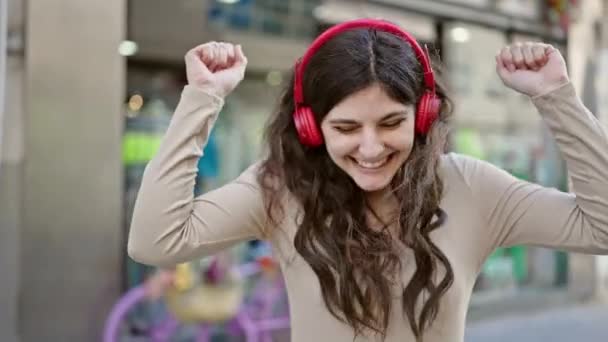Молода Красива Іспаномовна Жінка Посміхається Впевнено Слухаючи Музику Танцює Вулиці — стокове відео