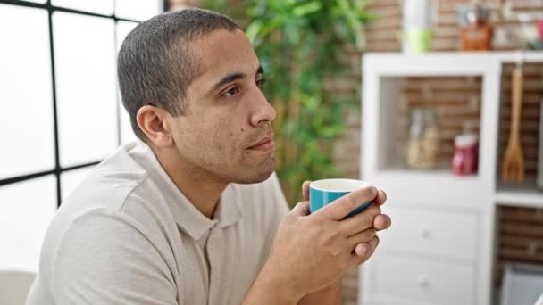 Junger Hispanischer Mann Trinkt Kaffee Auf Tisch Esszimmer — Stockvideo