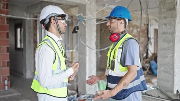 Dois Homens Construtores Sorrindo Confiante Apertar Mãos Local Construção — Vídeo de Stock
