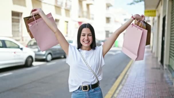 Fiatal Gyönyörű Spanyol Mosolyog Megy Bevásárló Táskák Utcán — Stock videók