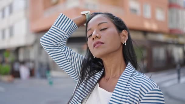 Afrikaans Amerikaanse Vrouw Staan Met Ernstige Uitdrukking Kammen Haar Straat — Stockvideo