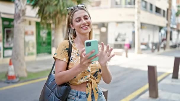 여자가 스마트폰으로 음악을 거리에서 — 비디오