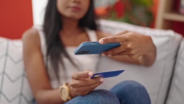 アフリカ系アメリカ人女性作る写真へクレジットカード上のソファに座ってホーム — ストック動画
