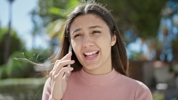 Fiatal Gyönyörű Spanyol Beszél Okostelefonon Komoly Kifejezés Parkban — Stock videók