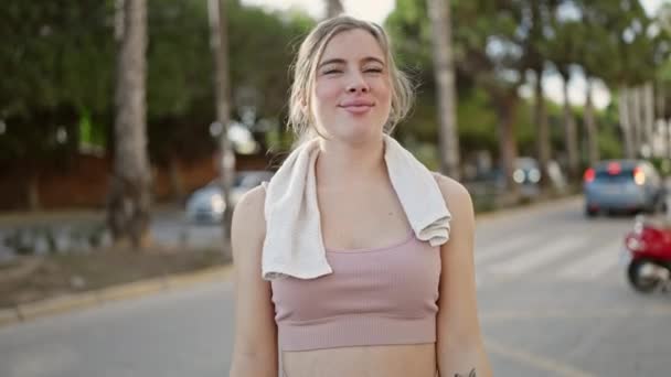 Ung Blond Kvinna Bär Sportkläder Gör Stark Gest Med Armar — Stockvideo