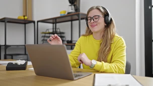 Mujer Joven Rubia Trabajadora Negocios Escuchando Música Oficina — Vídeos de Stock
