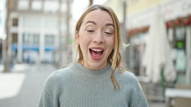 Unge Blonde Kvinner Står Med Overraskende Uttrykk Dekker Munnen Med – stockvideo
