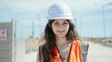 Sokakta kendine güvenen genç, güzel İspanyol bir mimar.