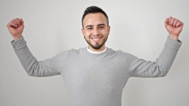 İspanyol adam kendine güveni tam, güçlü hareketler yapıyor, kolları izole beyaz arka planda.