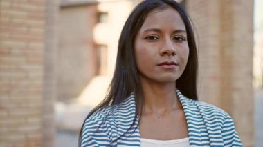 Sokakta ciddi bir ifadeyle duran Afrikalı Amerikalı kadın.