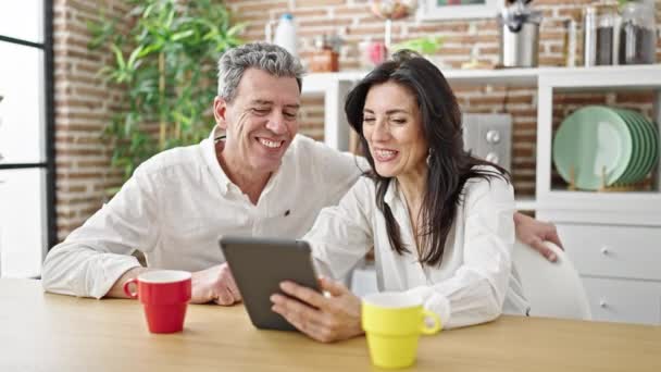 Senior Man Vrouw Paar Glimlachen Zelfverzekerd Kijken Video Touchpad Bij — Stockvideo
